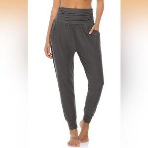 Women’s Gray Stretchy Jogger Pants Size Medium EUC